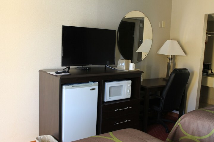 2 Queen Beds (8 of 9)