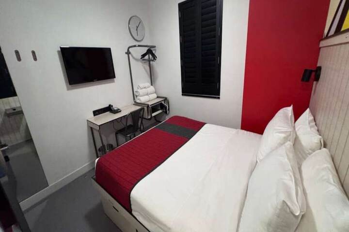 Room 4 of 9