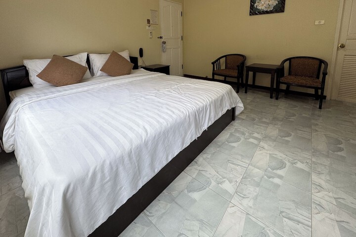Room 33 of 62