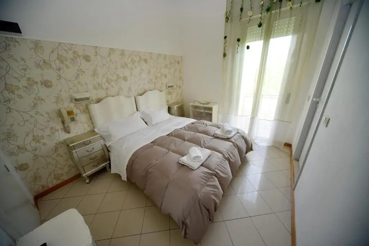 Room 5 of 14