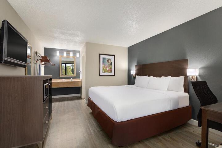 1 King Bed (7 of 13)