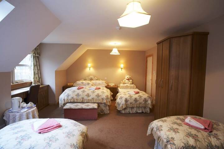 Room 4 of 9