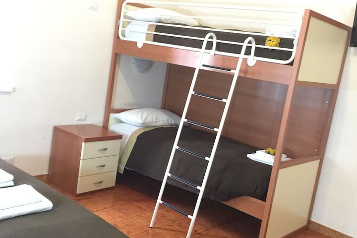 Room 4 of 25
