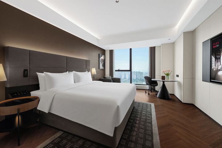 Room 33 of 82