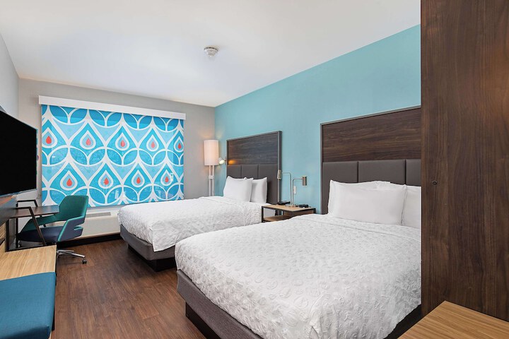2 Queen Beds with Walk in Shower (1 of 14)