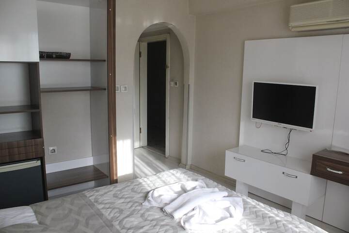 Room 6 of 14