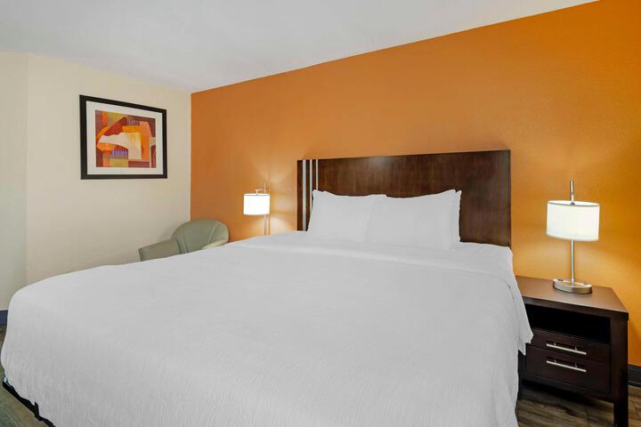 1 King Bed Accessible (3 of 11)