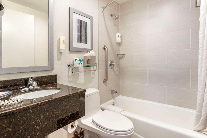2 Twin Beds Bathtub