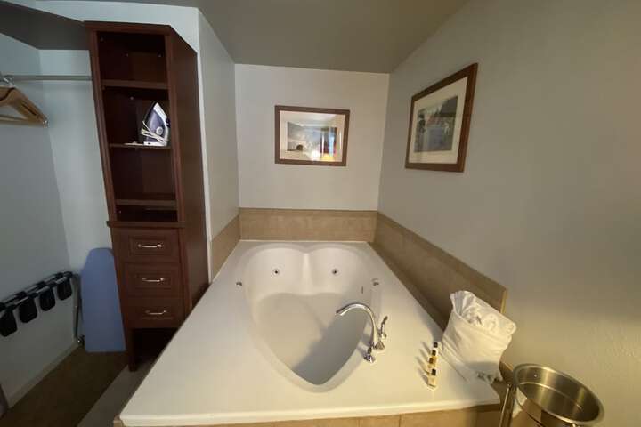 Jetted tub
