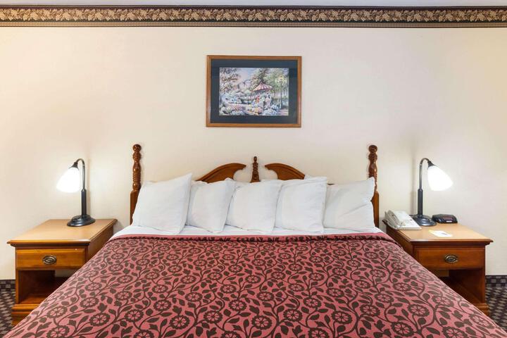 1 King Bed (10 of 19)