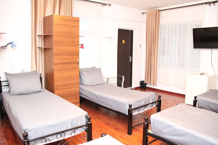 Room 4 of 32