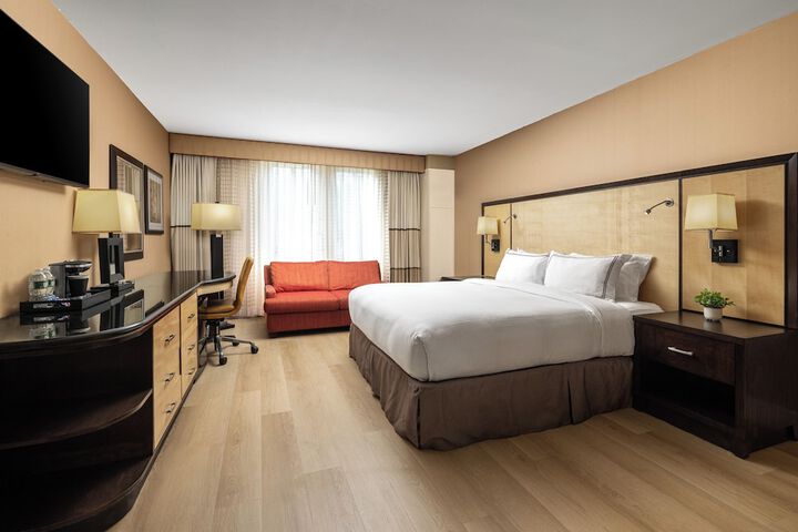 1 King Bed (2 of 13)
