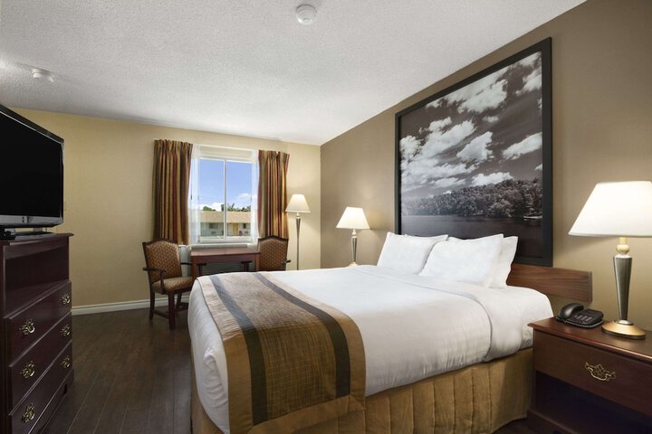 1 Queen Bed (10 of 15)