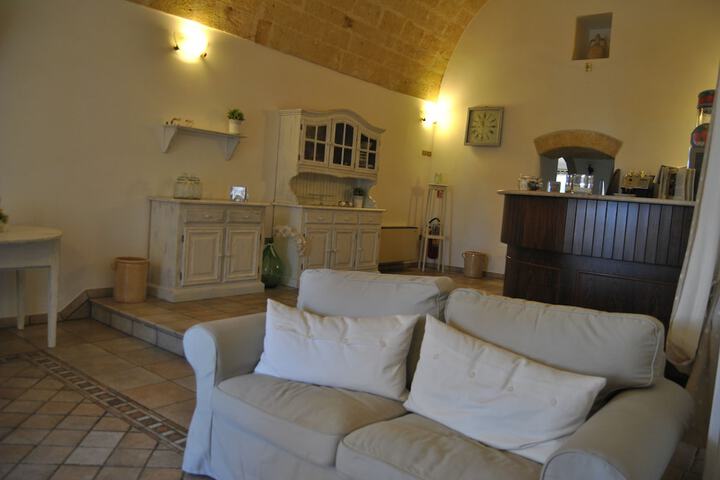 Lounge 16 of 23