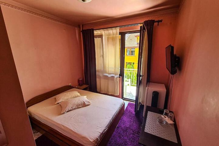 Room 5 of 16