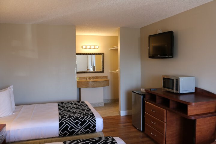 2 Queen Beds (1 of 21)