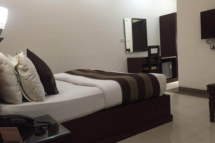 Room 6 of 28