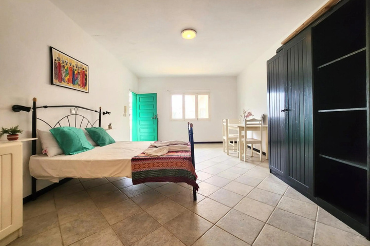 Room 2 of 10