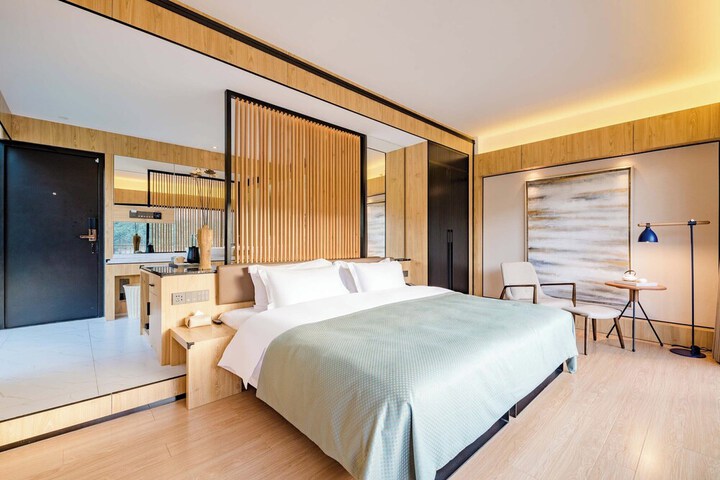 Room 5 of 82