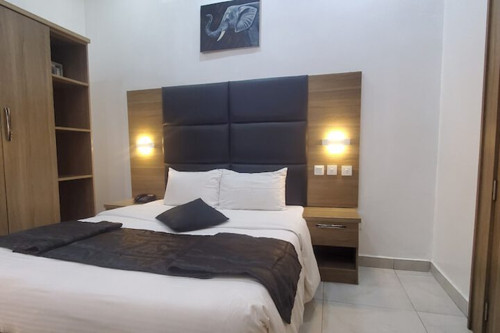 Room 33 of 79