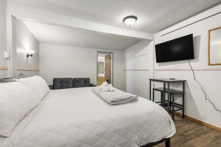 Room 4 of 68