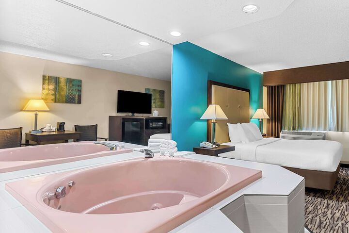 1 Queen Bed Shower Microwave and Refrigerator Flat Screen Television High Speed Internet Accessible Full Breakfast (17 of 20)