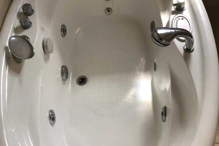 Deep soaking bathtub