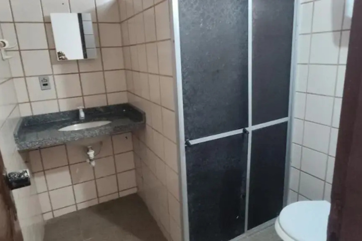 Room 6 of 16