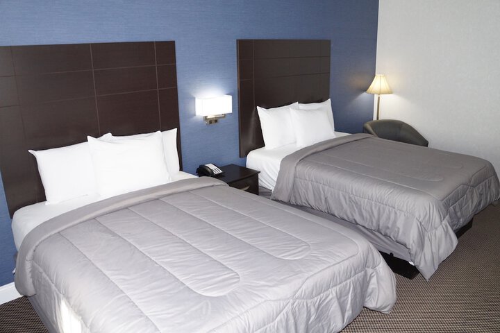 2 Queen Beds (17 of 18)