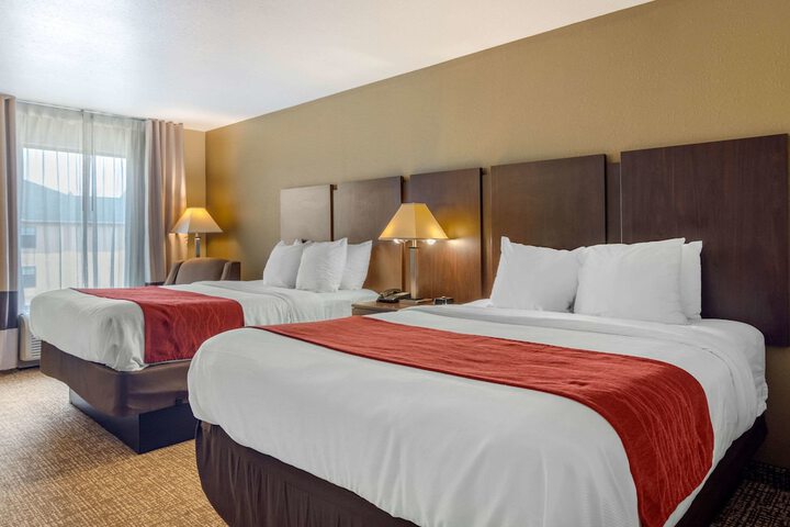2 Queen Beds (10 of 10)