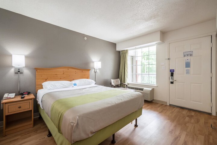 1 Queen Bed (3 of 14)