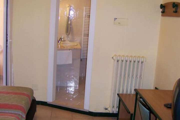 Room 3 of 33
