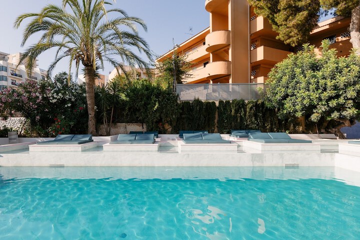 Hotel with Pool