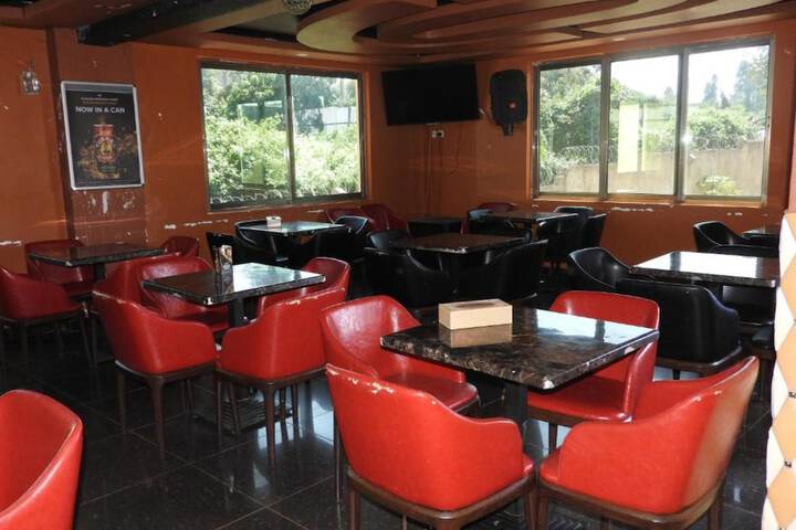Lounge 43 of 47