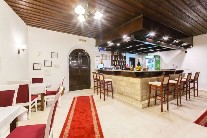 Lounge 98 of 129