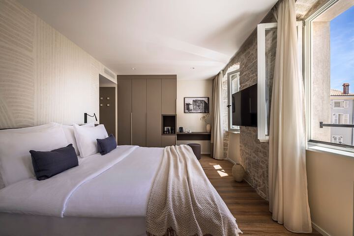 Room 33 of 72