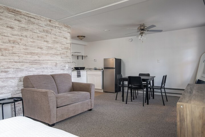 Room 4 of 72