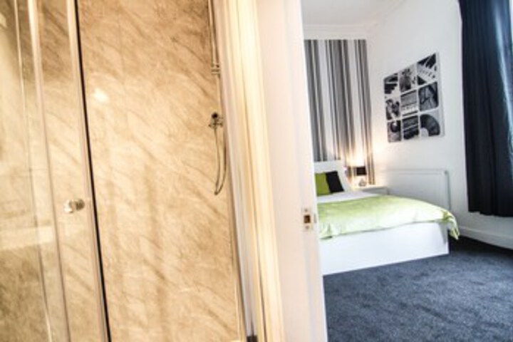 Room 6 of 14