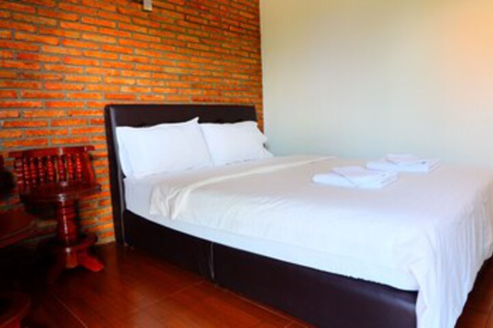 Room 12 of 16