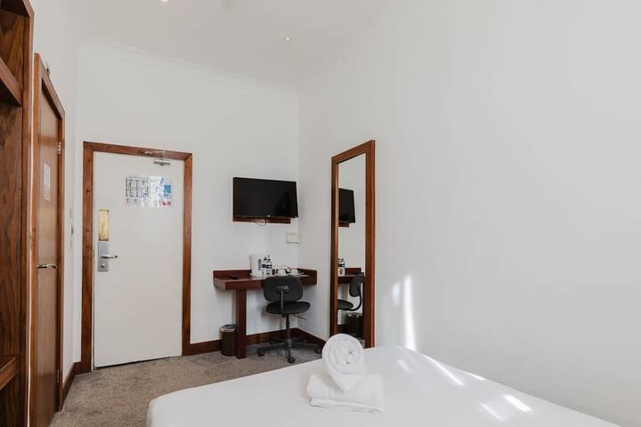 Room 27 of 125