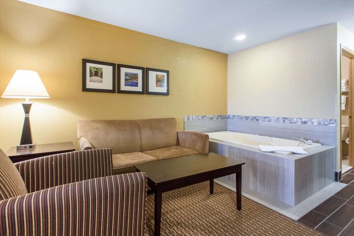 1 King Bed Suite (33 of 37)