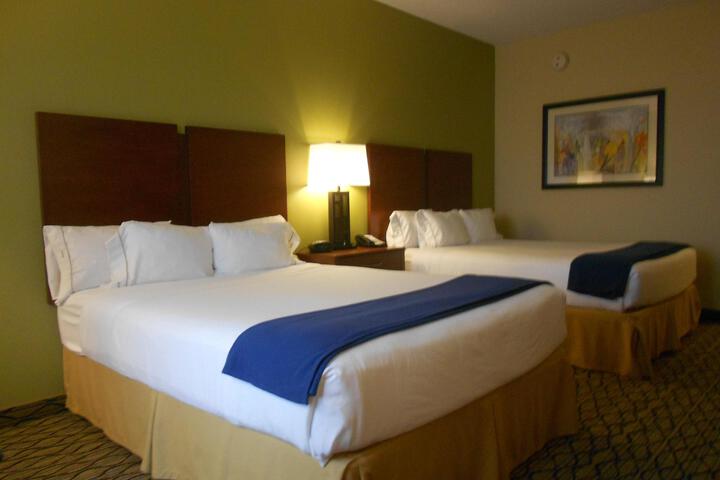 2 Queen Beds (1 of 17)