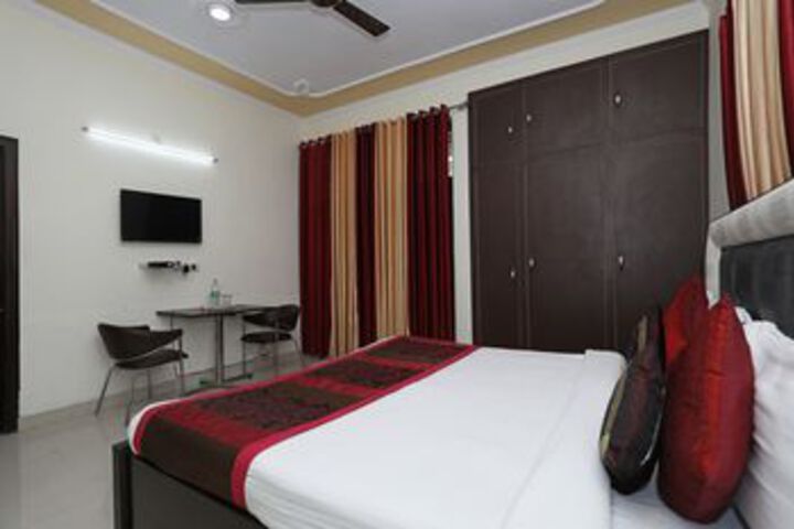 Room 13 of 28
