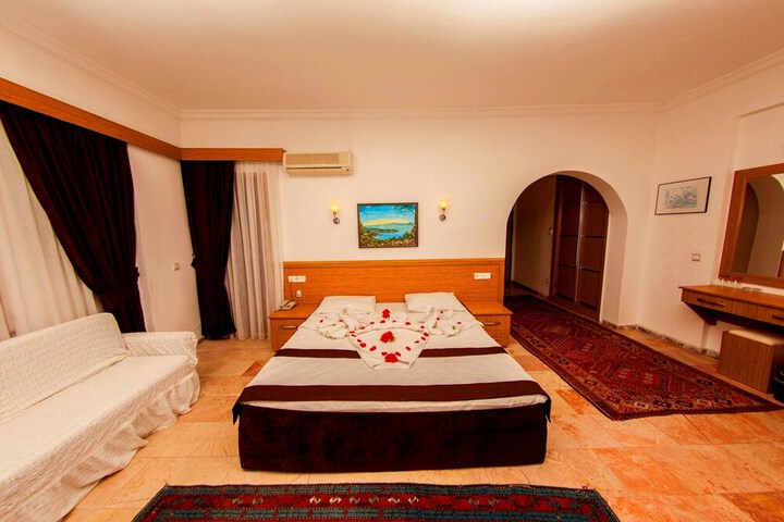 Room 4 of 77