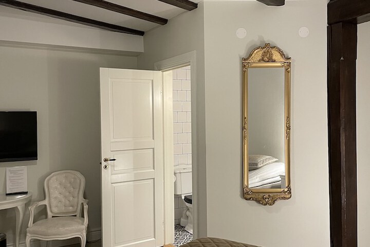 Room 10 of 43