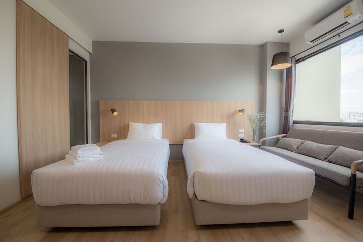 Room 32 of 157