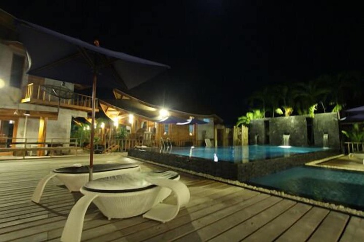 Hotel Pool