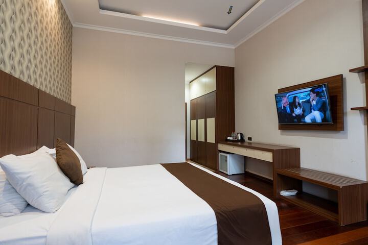 Room 9 of 80