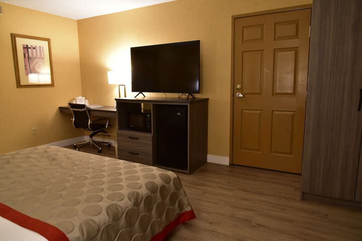 1 King Bed (12 of 30)