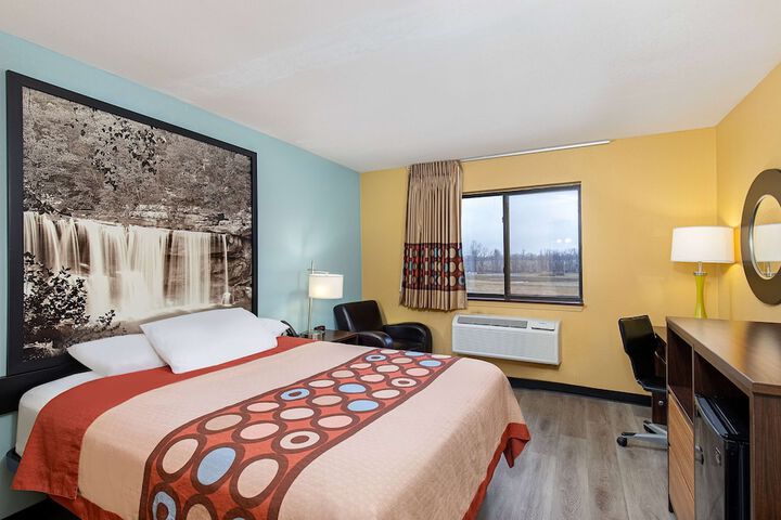 1 Queen Bed (12 of 15)